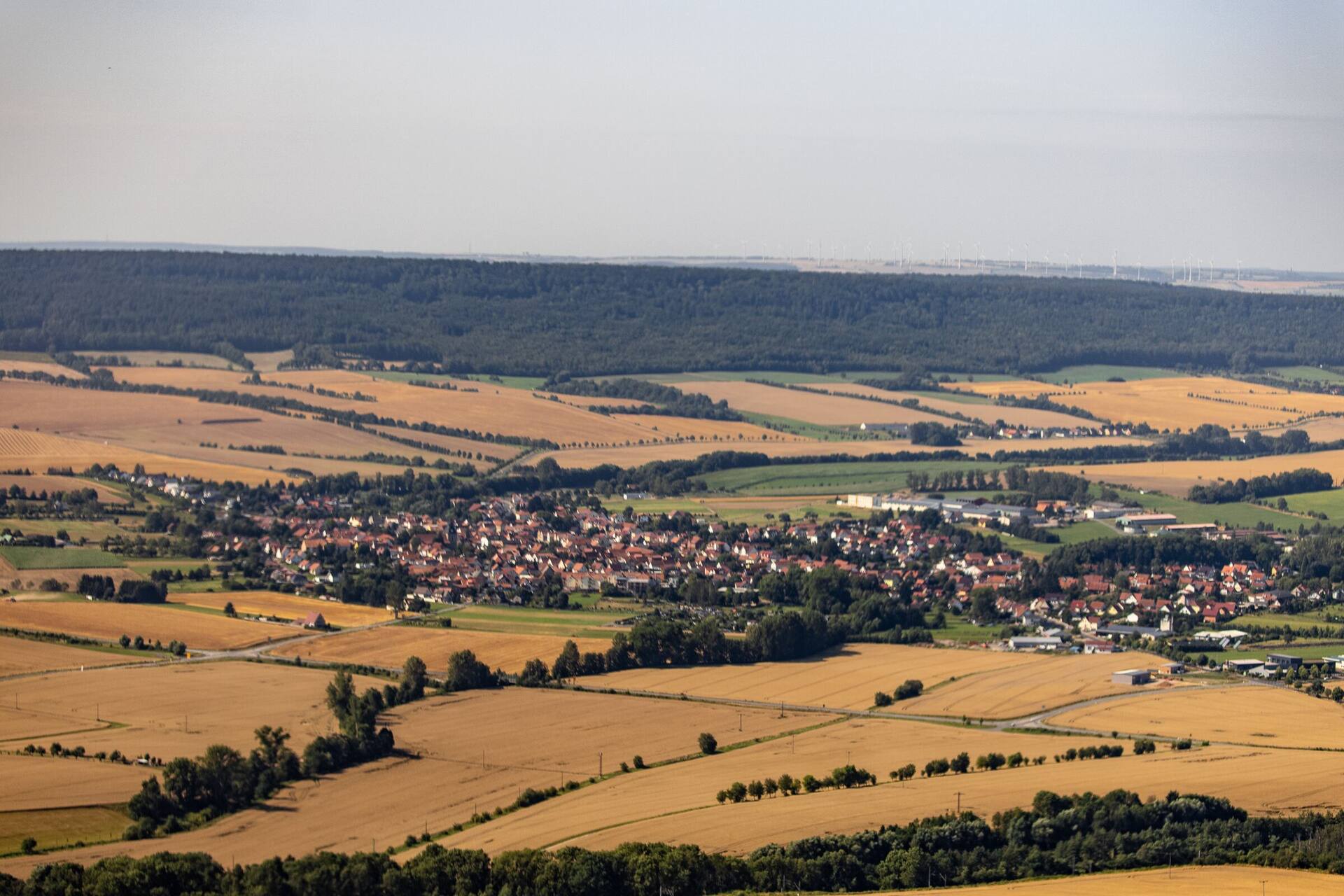 Bernterode im Wippertal, eingebettet zwischen Feldern und Wald