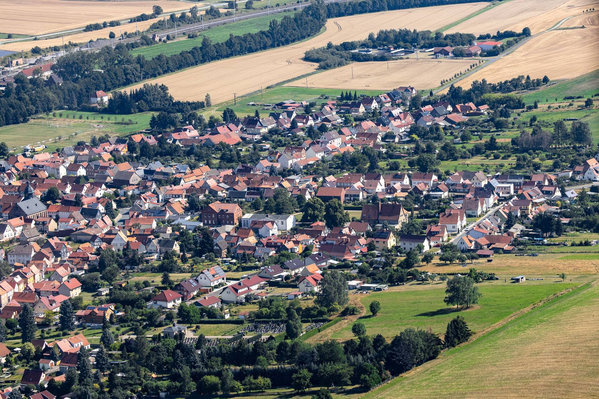 Bernterode aus der Luft mit Feldern im Hintergrund