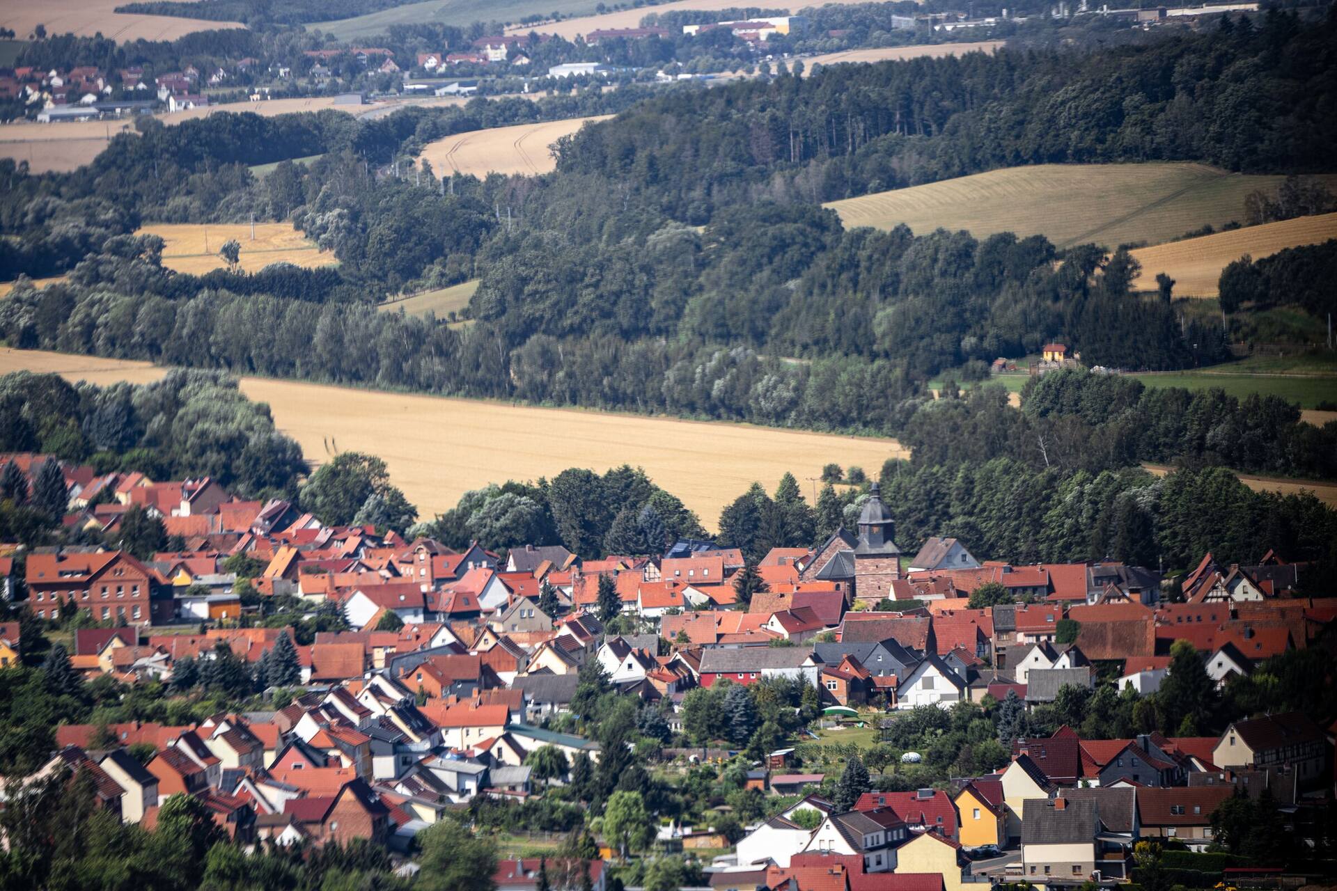 Bernterode vor bewaldeten Hängen